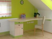 Kinderzimmer mit grünen Akzenten, Schreibtisch