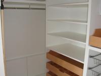 Kleiderschrank mit Schubladen