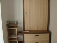 Holzschrank mit dunklem Rahmen
