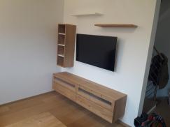 Wohnwand TV an Wand montiert