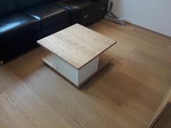 Couchtisch in weiß mit Holzplatte