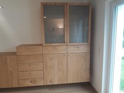 Schrank mit Milchglas Tür