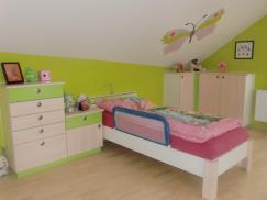 Kinderzimmer mit grünen Akzenten Bett