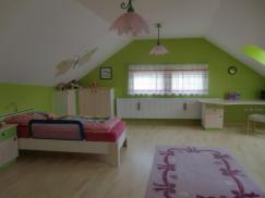 Kinderzimmer mit grünen Akzente Dachschräge