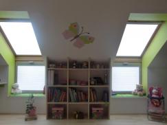 Kinderzimmer mit grünen Akzenten unter Dachschräge