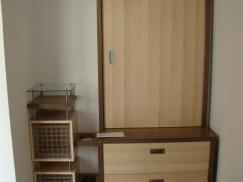 Holzschrank mit dunklem Rahmen