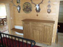 Holzwand und Sideboard
