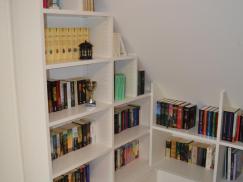 Bücherregal unter Dachschräge