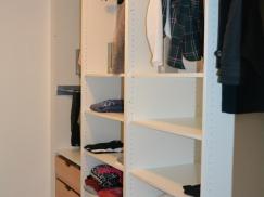 Kleiderschrank in weiß ohne Türen