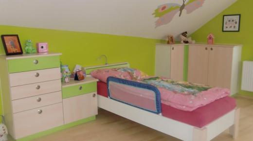 Kinderzimmer mit grünen Akzenten Bett