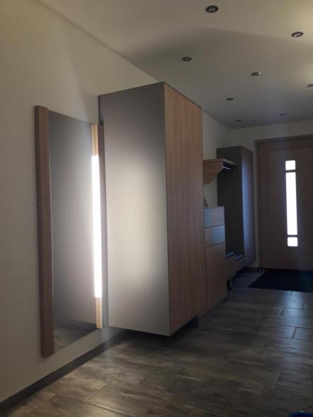 Garderobe mit Spiegel, beleuchtet