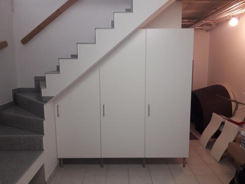 Schrank unter Treppe