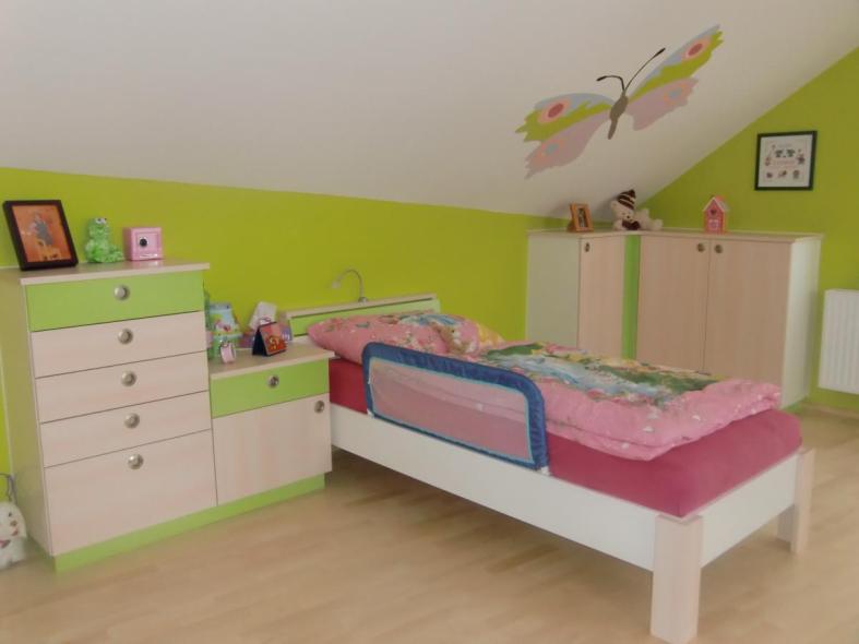 Kinderzimmer mit grünen Akzenten Bett