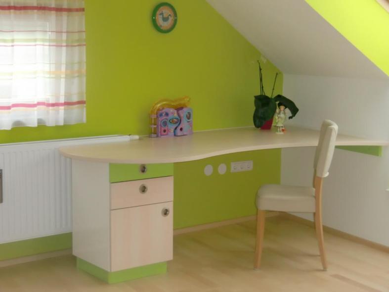 Kinderzimmer mit grünen Akzenten, Schreibtisch