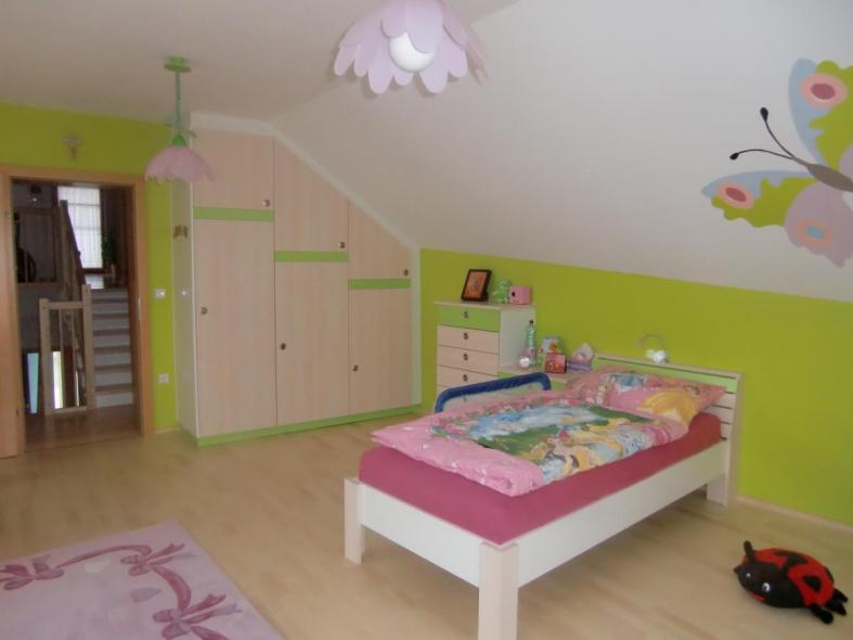 Kinderzimmer mit grünen Akzenten