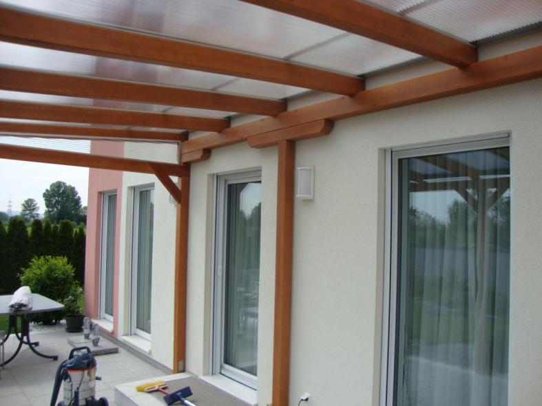 Terrassenüberdachung mit Plastikdach