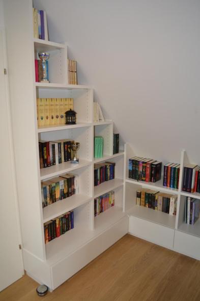 Bücherregal unter Dachschräge